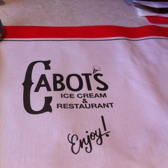 รูปภาพถ่ายที่ Cabot&#39;s Ice Cream &amp; Restaurant โดย Shefali K. เมื่อ 12/1/2012