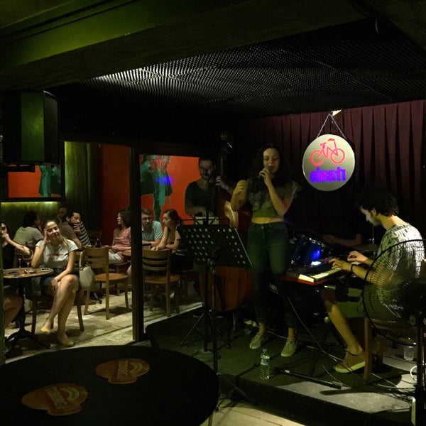 รูปภาพถ่ายที่ Cinatı Cafe &amp; Bar โดย Necati Ü. เมื่อ 8/7/2018