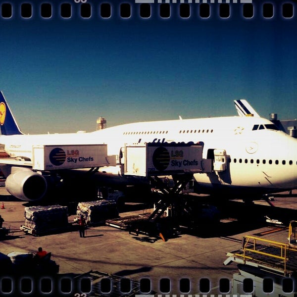 Снимок сделан в Lufthansa Flight LH 457 пользователем Julia R. 3/15/2014.
