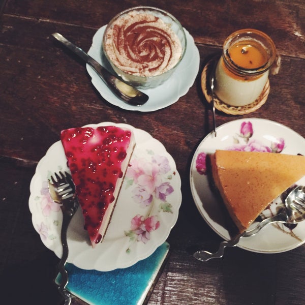 кусок торта на тарелке. песочное печенье в виде полумесяца. Cakes and ale герои. Cakes and ale. Cakes and ale.