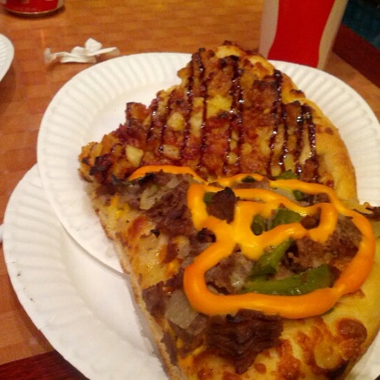 รูปภาพถ่ายที่ Proto&#39;s Pizza โดย Derek L. เมื่อ 9/24/2012