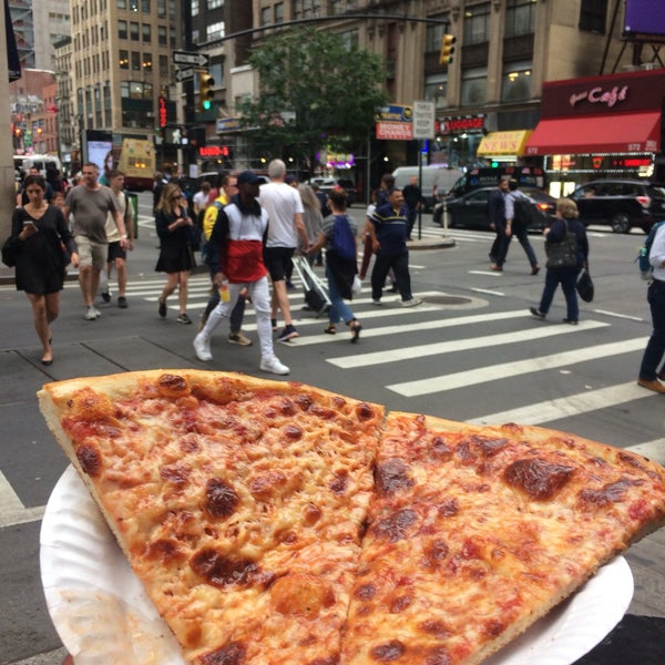 Foto tirada no(a) 2 Bros. Pizza por Rob H. em 9/5/2019