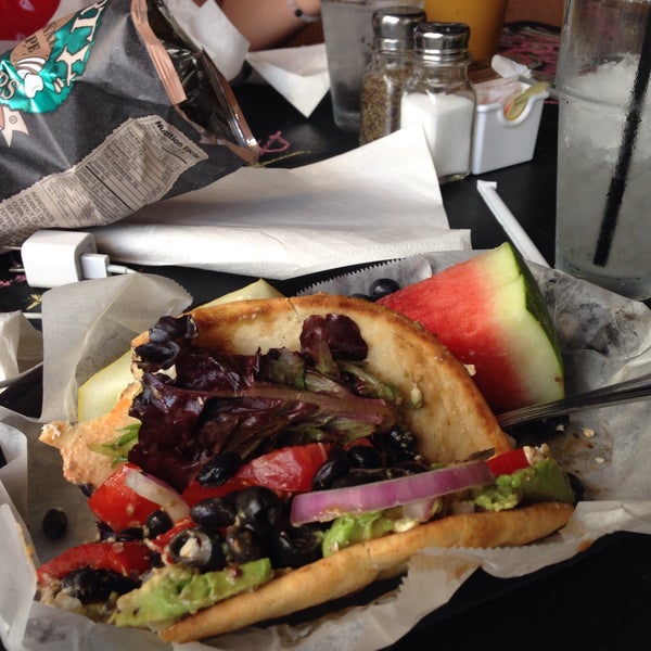 Foto tomada en The District Cafe &amp; Eatery  por maria m. el 7/4/2015