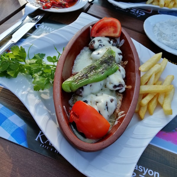 Das Foto wurde bei Kalepark Cafe &amp; Restaurant von Sadık . am 10/30/2019 aufgenommen
