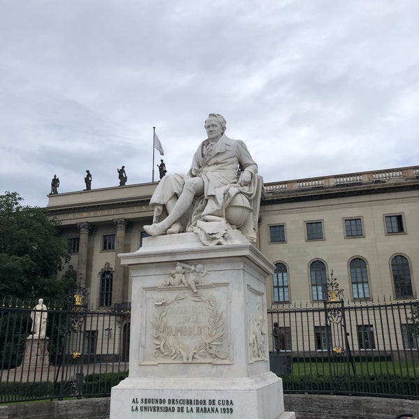 รูปภาพถ่ายที่ Humboldt-Universität zu Berlin โดย Uri S. เมื่อ 8/17/2019