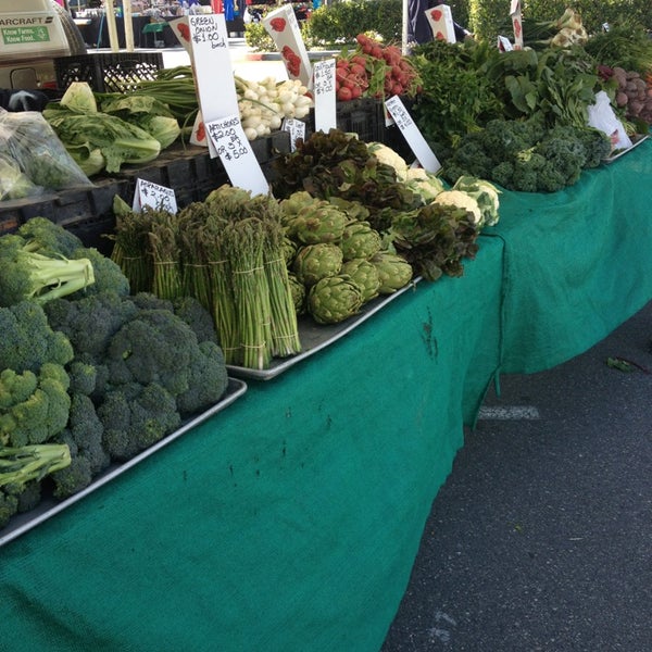 Photo prise au Carson Farmers&#39; Market par Kay S. le3/21/2013