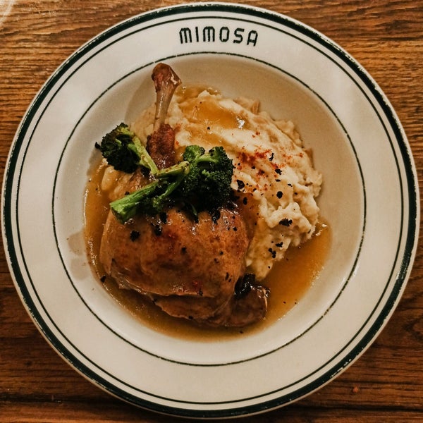 Das Foto wurde bei Mimosa Brooklyn Pizza von Glasscow am 10/4/2021 aufgenommen