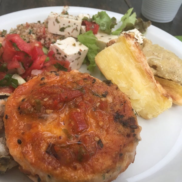 Sensacional! Renomado chef Max desistiu da alta gastronomia mas sempre tem uma boa surpresa. Lasanha de gorgonzola, ou hambúrguer de salmão... sucos e sobremesas inclusos. Fantástico.