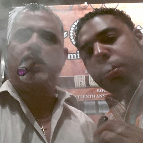 11/2/2013에 Alvio D.님이 Vilar Cigars &amp; Smoke Shop에서 찍은 사진