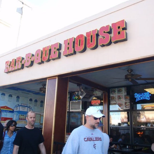 Foto tirada no(a) BBQ House Bar &amp; Grill por BBQ House Bar &amp; Grill em 3/24/2015