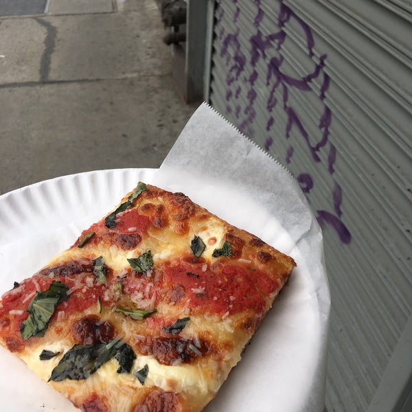 7/30/2018 tarihinde Steve D.ziyaretçi tarafından Williamsburg Pizza'de çekilen fotoğraf