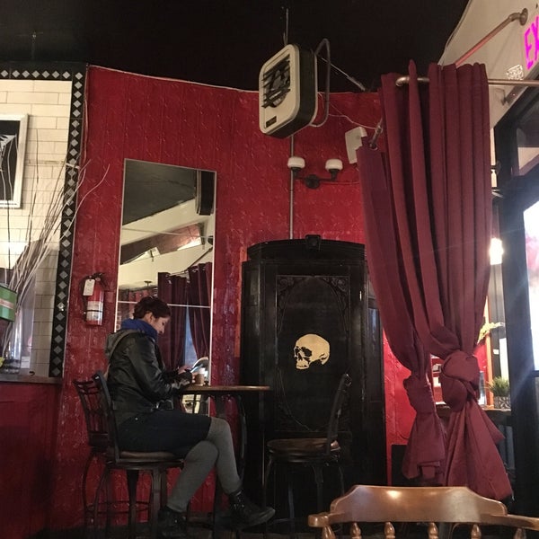 3/3/2018 tarihinde Steve D.ziyaretçi tarafından Ange Noir Cafe'de çekilen fotoğraf