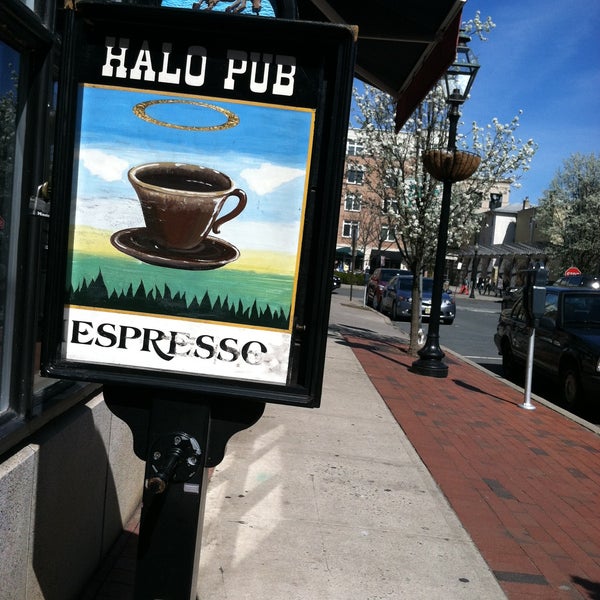 Foto tirada no(a) Halo Pub por Steve D. em 4/14/2013