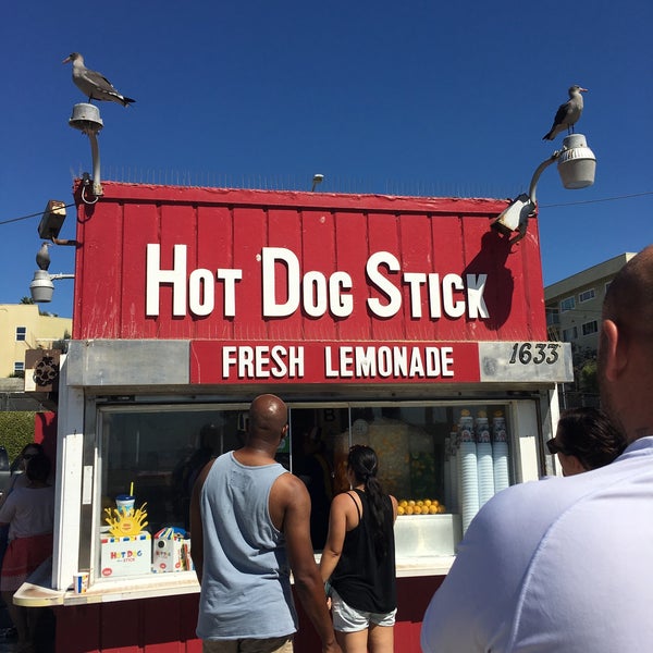 Das Foto wurde bei Hot Dog on a Stick von Maureen am 10/10/2015 aufgenommen