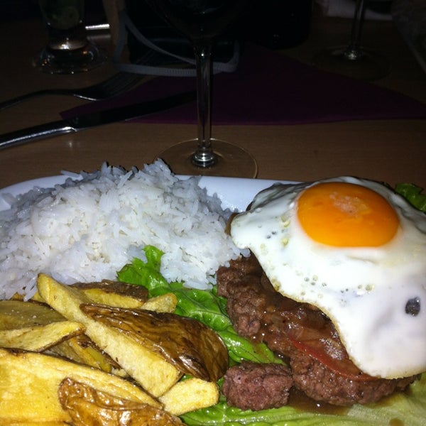Photo taken at Hamburgueria Gourmet - Café do Rio by Ana F. on 12/20/2012