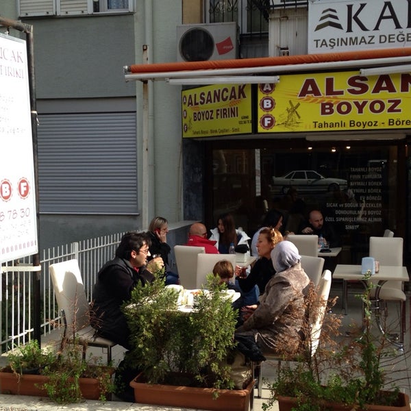 1/19/2014에 Sinan &amp; Sinan님이 Alsancak Boyoz Fırını에서 찍은 사진