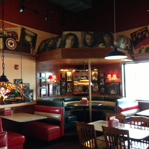 Photo taken at Fuddruckers by Airton A. on 7/2/2013