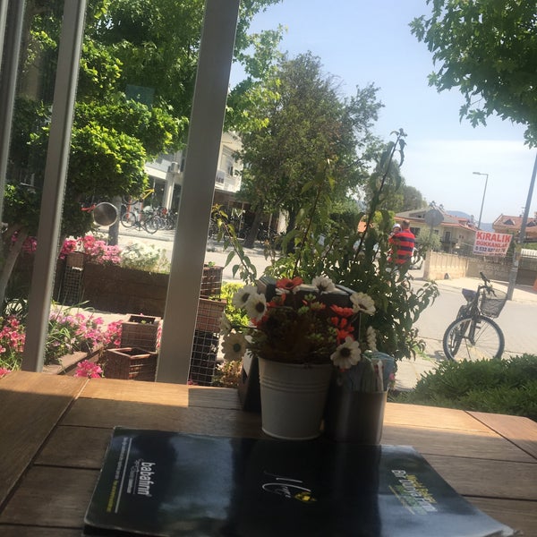Das Foto wurde bei Baba Fırın - Cafe Çalış von Selwa am 5/21/2019 aufgenommen