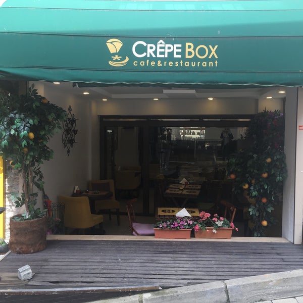 Снимок сделан в Crepe Box Cafe Restaurant пользователем Selwa 4/2/2018