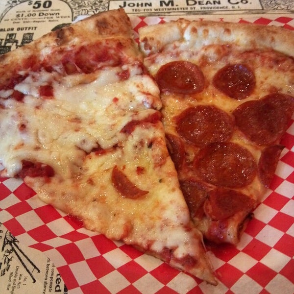 Снимок сделан в Joe’s New York Pizza пользователем Richard M. 3/7/2013