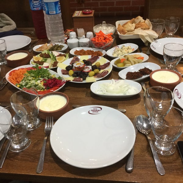 รูปภาพถ่ายที่ Büyük Erzurum Sofrası โดย Semih เมื่อ 6/10/2017
