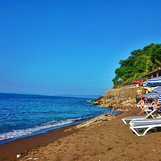 Photo taken at Çapa Beach &amp; Cafe by Serkan Ş. on 7/14/2016