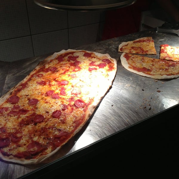 รูปภาพถ่ายที่ Pizza โดย Laize W. เมื่อ 2/24/2013