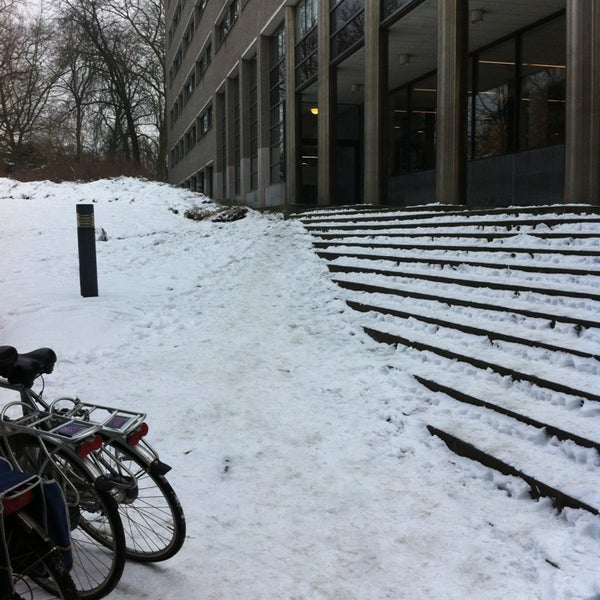 Das Foto wurde bei EBIB - Bibliotheek Faculteit Economie en Bedrijfswetenschappen von Giovanny S. am 1/25/2013 aufgenommen