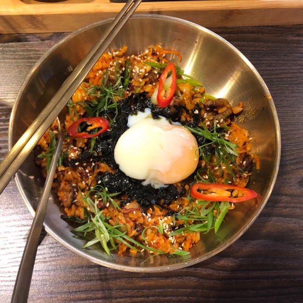 корейский фудкорт. кореана стрит. сосиски корейская уличная еда. азиатская уличная еда. токпокки корея уличная.