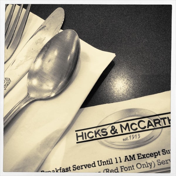 รูปภาพถ่ายที่ Hicks &amp; McCarthy โดย Mike M. เมื่อ 8/27/2014