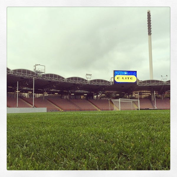 Foto tirada no(a) Gugl - Stadion der Stadt Linz por Harryboo em 10/24/2014