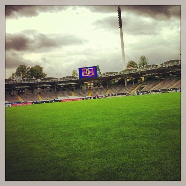 Foto tirada no(a) Gugl - Stadion der Stadt Linz por Harryboo em 8/26/2013