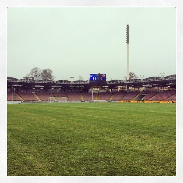 Foto tirada no(a) Gugl - Stadion der Stadt Linz por Harryboo em 3/15/2014