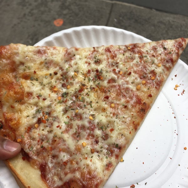Foto tirada no(a) 2 Bros. Pizza por DaNE S. em 10/15/2017
