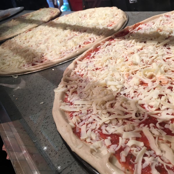 รูปภาพถ่ายที่ 2 Bros. Pizza โดย DaNE S. เมื่อ 1/11/2018