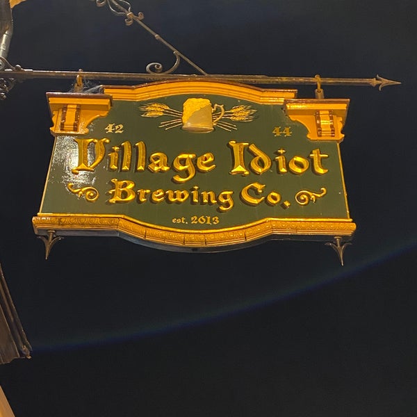 Foto tirada no(a) Village Idiot Brewing Company por Nick M. em 11/21/2021