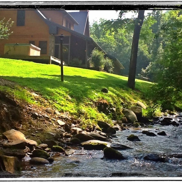 Foto scattata a Lands Creek Log Cabins da Anthony W. il 8/4/2013