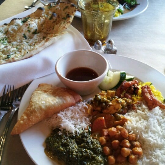 Das Foto wurde bei Bombay Exotic Cuisine of India von Katie V. am 10/2/2012 aufgenommen
