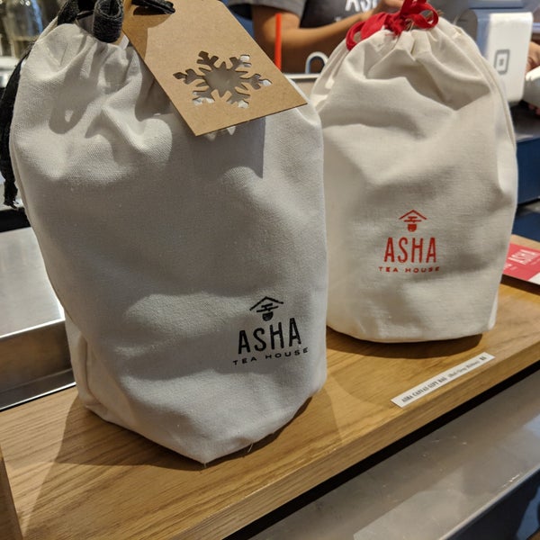 รูปภาพถ่ายที่ Asha Tea House โดย Tom L. เมื่อ 12/17/2018
