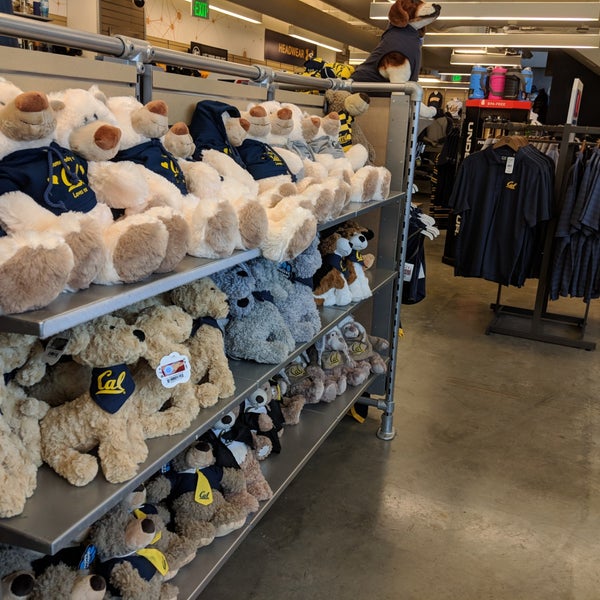 6/30/2018 tarihinde Tom L.ziyaretçi tarafından Cal Student Store'de çekilen fotoğraf