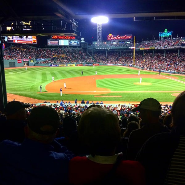รูปภาพถ่ายที่ Red Sox Team Store โดย Jeff T. เมื่อ 9/22/2015