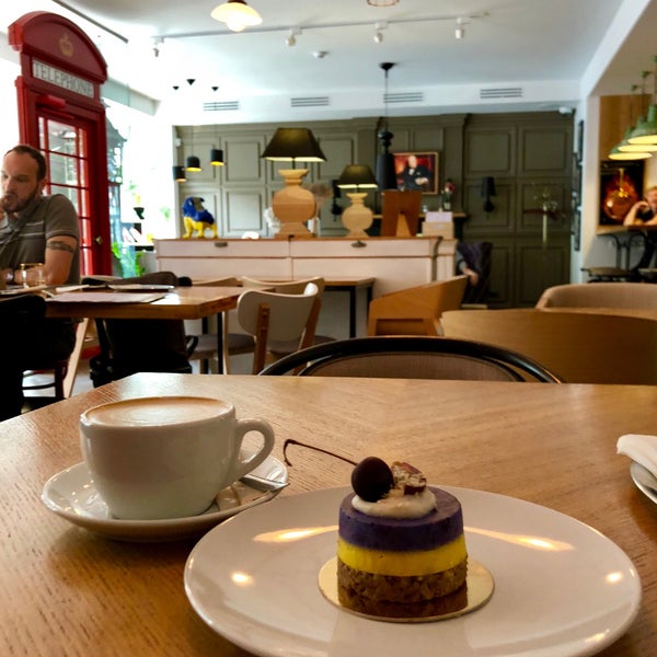 รูปภาพถ่ายที่ Кофейный дом LONDON โดย Lolita P. เมื่อ 6/13/2018
