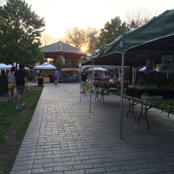 รูปภาพถ่ายที่ Hamilton Park Farmers Market โดย Alexa B. เมื่อ 5/6/2015