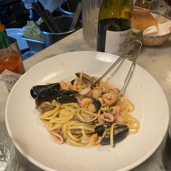 Снимок сделан в Sotto Mare Oysteria &amp; Seafood Restaurant пользователем KyHwa L. 4/16/2022