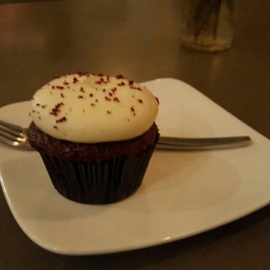 5/28/2016에 Kartik S.님이 Red Dessert Dive &amp; Coffee Shop에서 찍은 사진