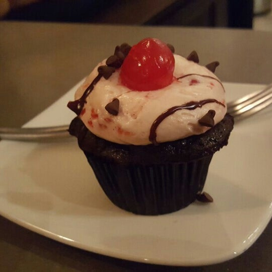 Снимок сделан в Red Dessert Dive &amp; Coffee Shop пользователем Kartik S. 5/28/2016