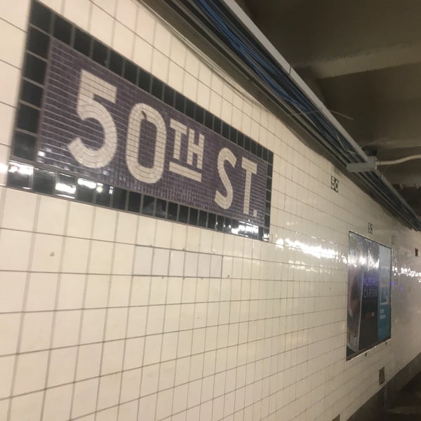 รูปภาพถ่ายที่ MTA Subway - 50th St (C/E) โดย Gareth N. เมื่อ 1/30/2018