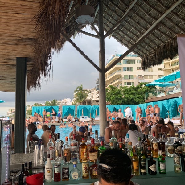 Снимок сделан в Mantamar Beach Club • Bar &amp; Grill пользователем Gareth N. 10/18/2018