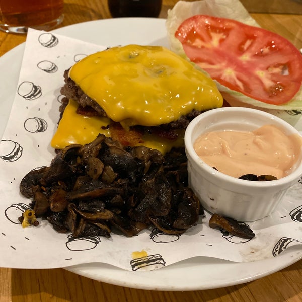 Foto scattata a Boom! Burgers da Miroslav V. il 11/19/2019