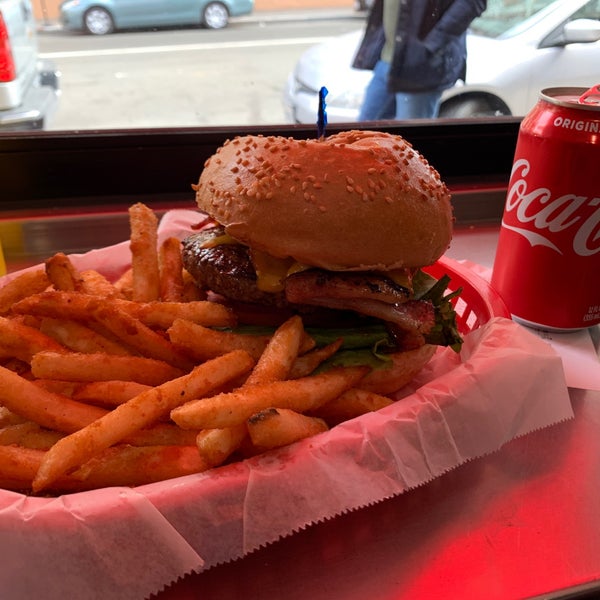 Foto scattata a Pearl&#39;s Deluxe Burgers da Miroslav V. il 4/27/2019